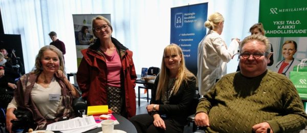 Kuvassa on keskustakirjasto Oodin aulassa Hetan varapuheenjohtaja Elina Nieminen, Kuntaliiton erityisasiantuntija Jaana Viemerö, Sosiaali- ja terveysministeriön lakimies Kirsi-Maria Malmlund ja Hetan toiminnanjohtaja Jarmo Tiri.