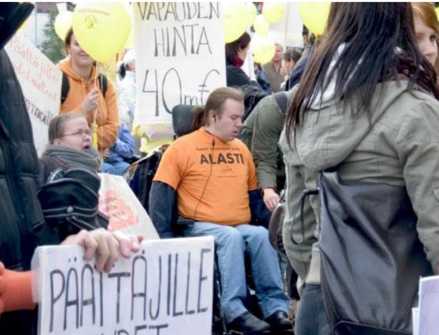 Mielenosoitus, jossa näkyy ihmisiä kytteineen.