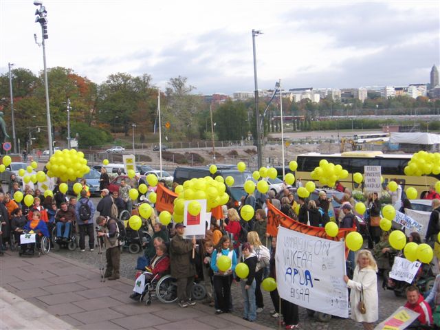 Mielenosoitus Helsingin keskustassa.