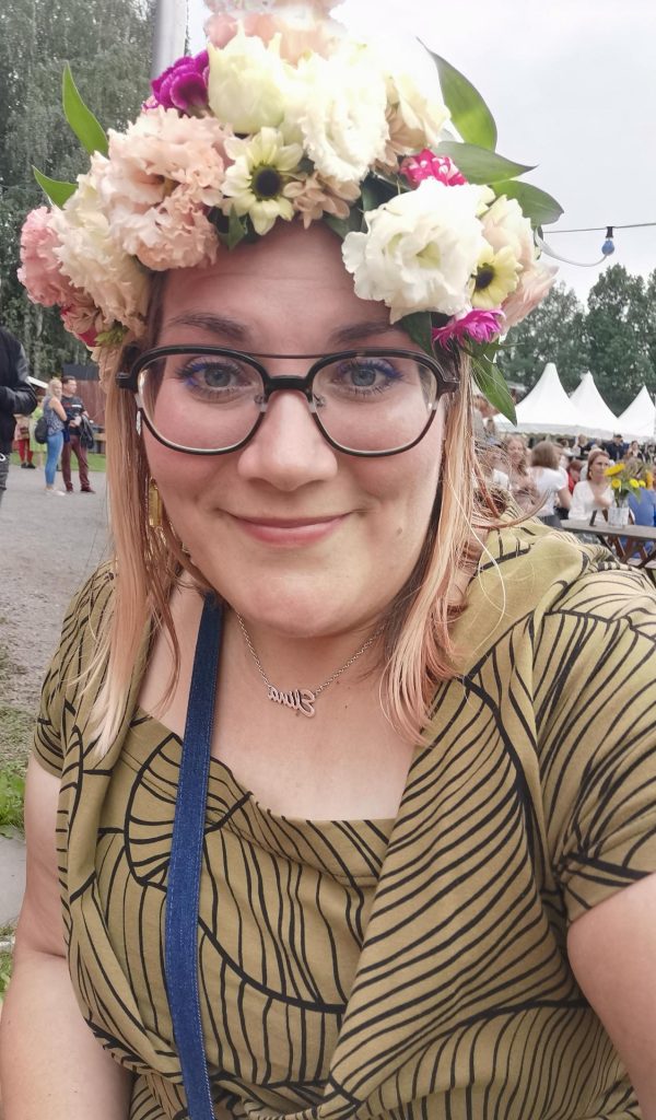 Elina kukkaseppele päässä festareilla.