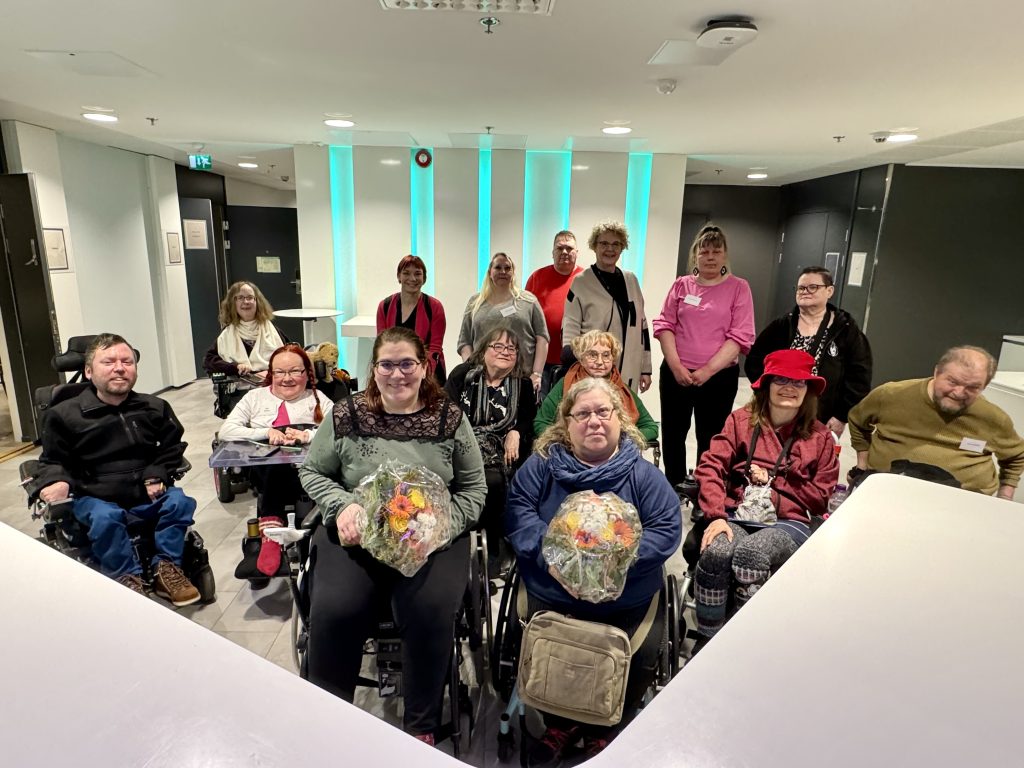 Hetan valtuustolaisia ryhmäkuvassa. 