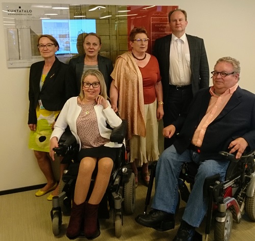 Vammaisjärjestöjen ja Kuntaliiton edustajia yhteisessä tapaamisessa Kuntaliitossa.