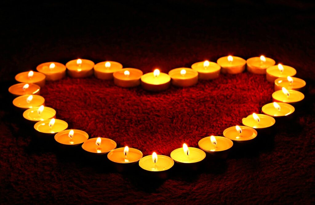 Kynttilöitä aseteltuna sydänmuodostelmaan. 