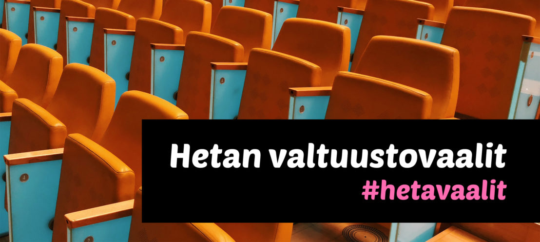 Kuvassa on oransseja, kokoontaitettavia auditorion penkkejä sekä teksti "Hetan valtuustovaalit, #hetavaalit".